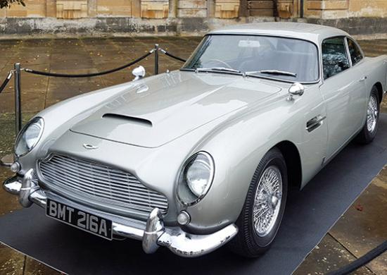 Les 10 gadgets les plus improbables des voitures de James Bond